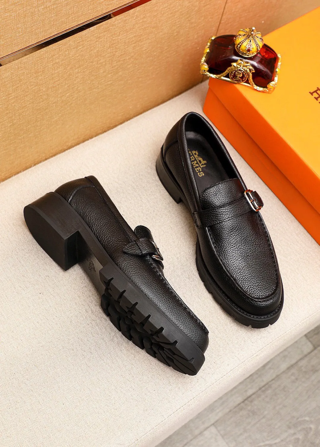 Men's shoes 💰460 💐 Product trademark: HERMES "Hermès" casual leather shoes Regular size: 39-44 (38.45🉑️customized) Product materials: Selected imported first-layer pebbled cowhide leather upper + classic hardware buckle, imported water-dyed 🐂 cowhide lining. Strong three-dimensional visual effect, non-slip and wear-resistant rubber outsole Color: 2⃣️colors available